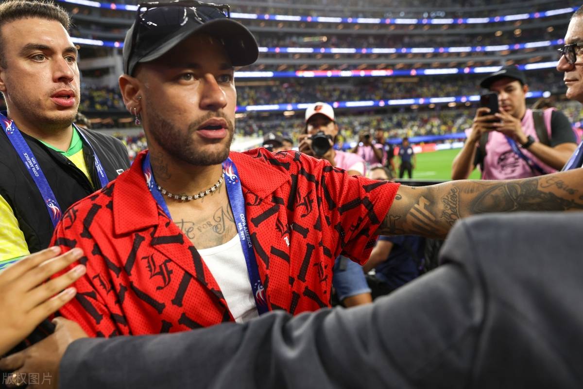 爱游戏体育-内马尔在皇家马德里比赛中夺冠，战术调整引发热议！