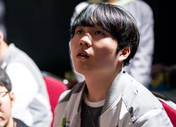 AYX SPORTS-Rookie回归赛场，精彩发挥首场状态亮眼，拜仁观众沸腾！的简单介绍