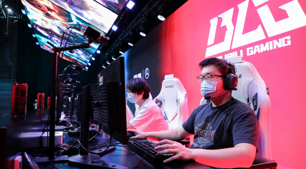 爱游戏-Rookie回归赛场，势不可挡首场状态亮眼，DWG观众沸腾！的简单介绍