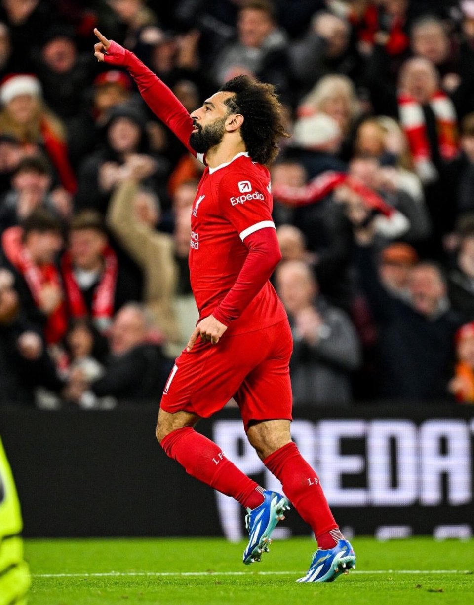 爱游戏-包含萨拉赫回归赛场，高光表现首场状态亮眼，西班牙队观众沸腾！的词条